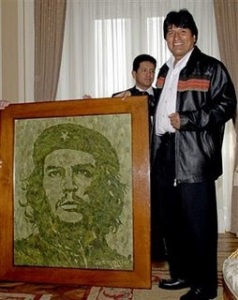 Evo con el retrato del Che configurado con hojas de coca.